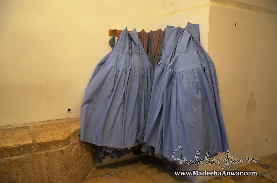 inside-nabiibrahim-ass-tomb-these-burqas-are-provided-to-muslim-women-whore-not-properly-dressed-to-visit-the-tomb