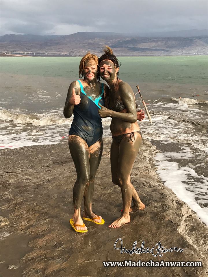 people-like-to-apply-mud-from-the-deadsea-on-their-bodies-and-believe-the-minerals-in-the-mud-helps-rejuvenating-the-skin-jericho